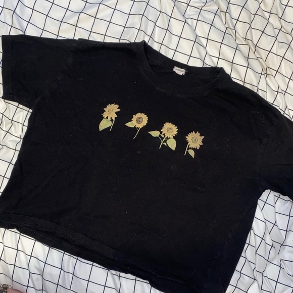 black cropped garage sunflower top - Picture 1 of 3